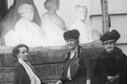 Adelaide Johnson (balra) leghíresebb szobrának leleplezésén