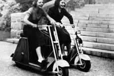 Két nő halad a a motoros rolleren 1937-ben. 