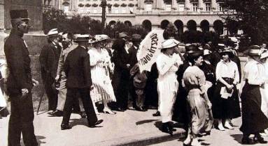 Női választójogi tüntetés a Parlament előtt 1912-ben