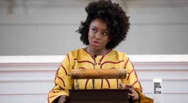 Chimamanda Gnoci Adichie (fotó: Maria Stenzel és Takudzwa Tapfuma, Amherst College Office of Communications)